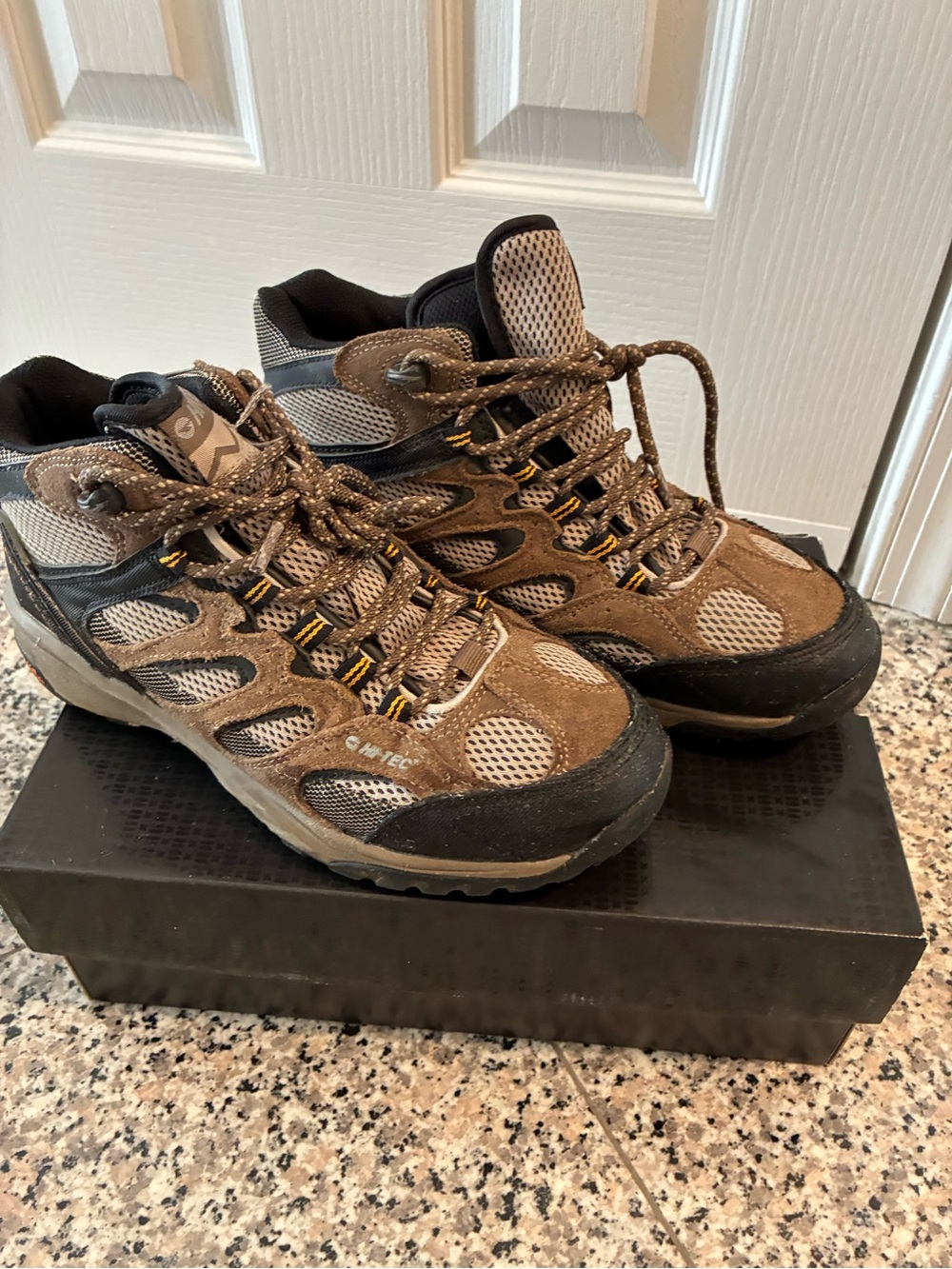 Hi-Tec Wild-Fire Mid I WP Men's hiking boots in a chocolate brown size 8 Med